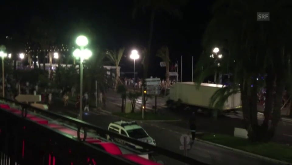 Lastwagen rast über die Promenade in Nizza