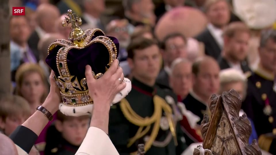 König Charles III. wird die Krone aufgesetzt