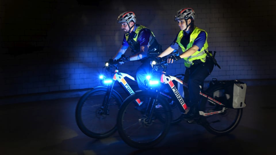 Die E-Bikes mit Alarm ergänzen die Polizeiautos.