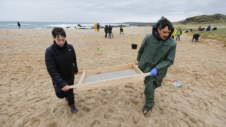Galizien/Spanien: Tonnenweise Plastikpellets am Strand