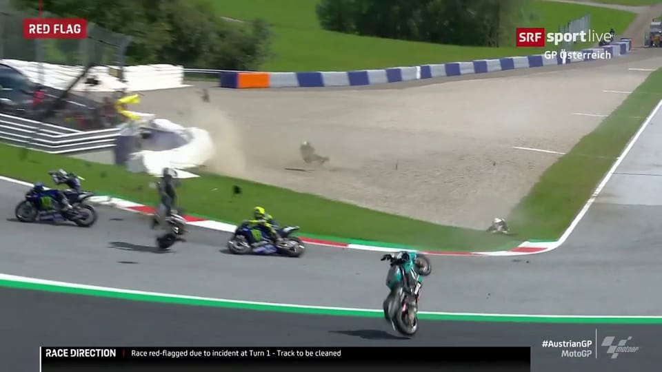 Rossi entgeht zwei fliegenden Motorrädern