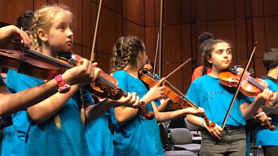 Kinder von der Orchesterschule Insel proben für den grossen Auftritt