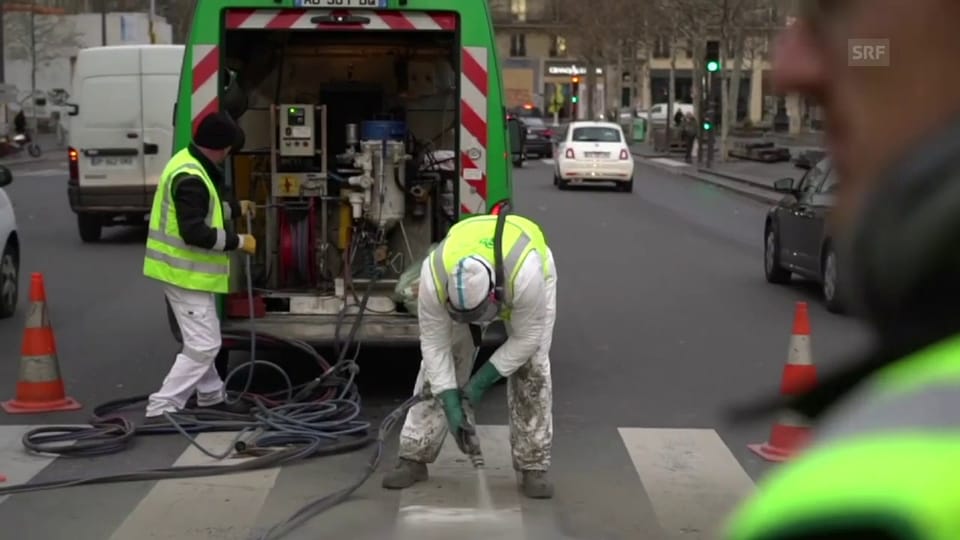 Aufräumarbeiten nach den Protesten in Paris