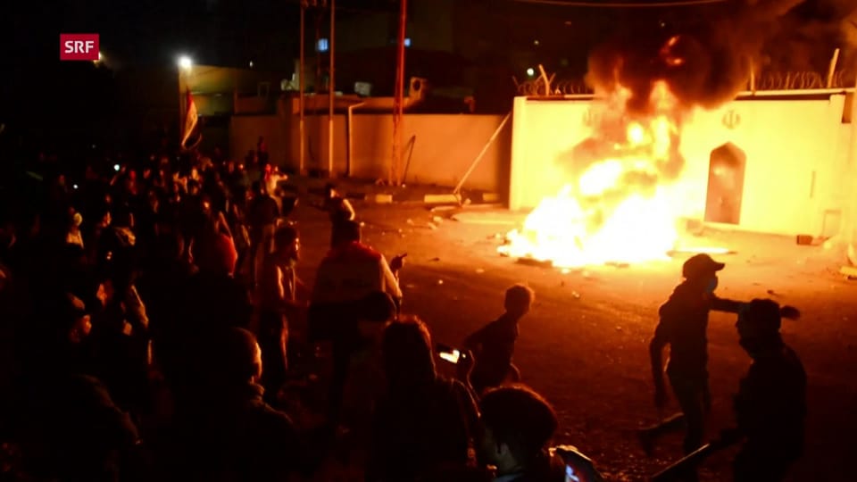 Irak: Demonstranten stecken iranisches Konsulat in Brand (unkomm.)