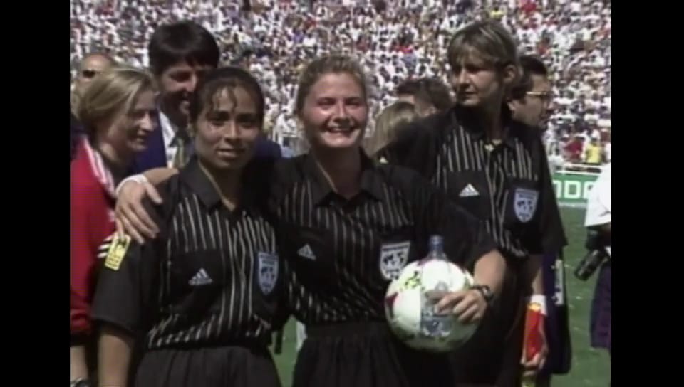 Archiv: Schweizerin pfeift als erste Frau einen Europacup-Spiel (2003)