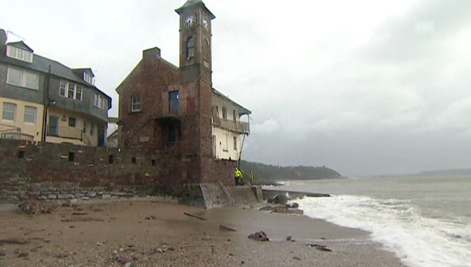Zerstörte Gebäude an der Küste von Kingsand, Cornwall (unkomm.)