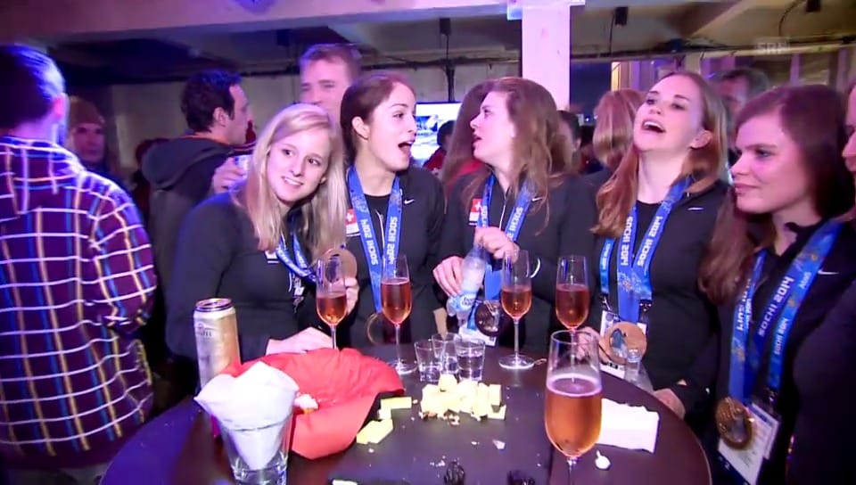 Die Eishockey-Girls feiern ihre Bronzemedaille