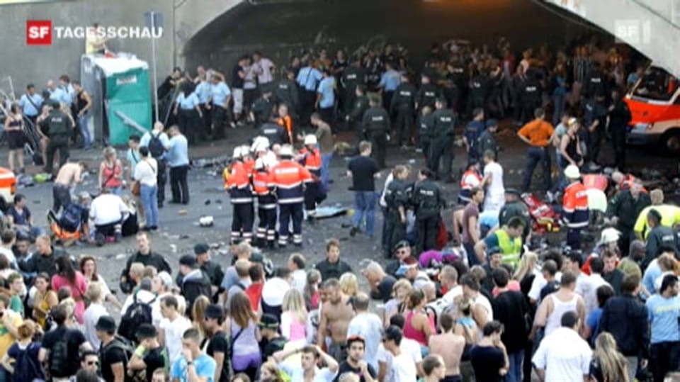 Massenpanik an der Loveparade fordert 15 Tote