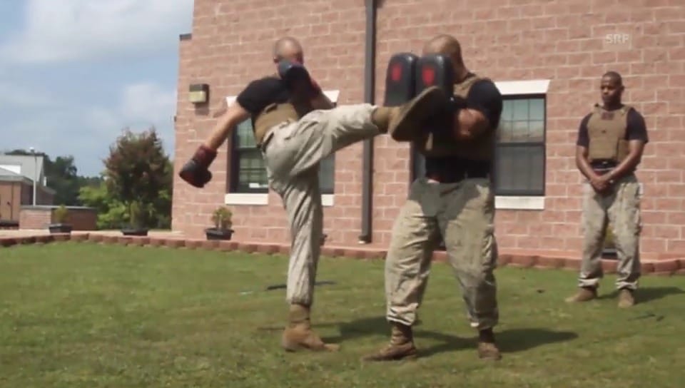 Marines geben ihre Nahkampftechniken zum Besten 