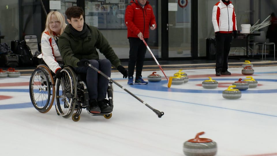 Präzision gefragt – Selbstversuch Rollstuhl-Curling