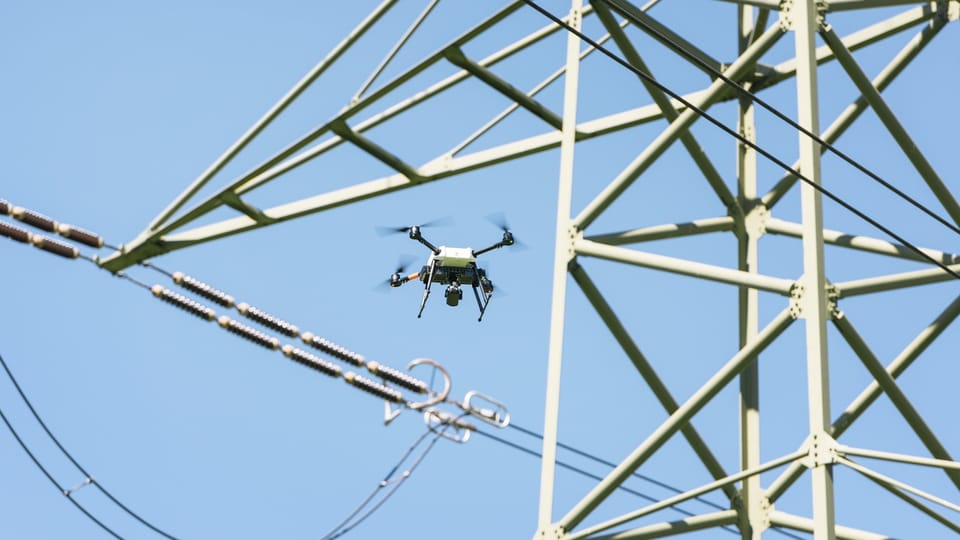 Künftig sollen Drohnen das Swissgrid-Hochspannungsnetz inspizieren