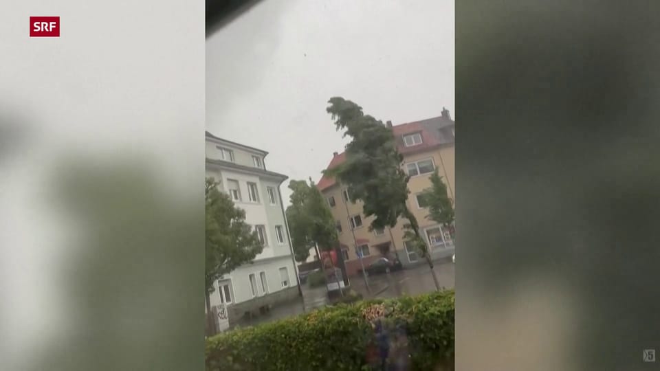 Schäden nach schwerem Sturm in Deutschland