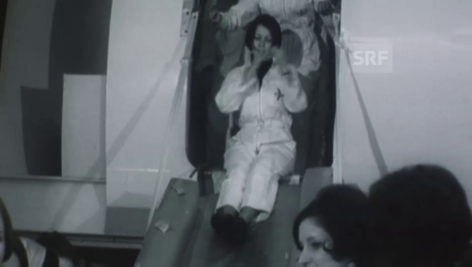 1967: Stewardessen proben den Notfall