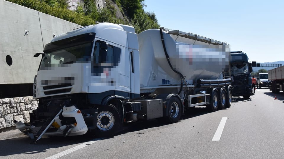 Zeitweise war die Autobahn A1 komplett gesperrt wegen des Lastwagen-Karambolage.