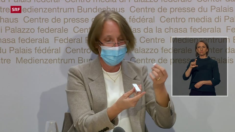 Martine Ruggli präsentiert einen Selbsttest mit Stäbchen