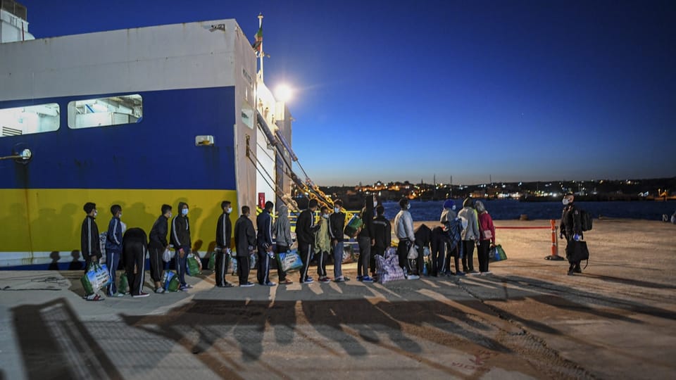 Politisch gewollt? Camp auf Lampedusa platzt aus allen Nähten