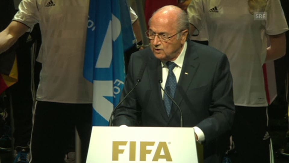 Blatter eröffnet: «Eine schwere Zeit für die Fifa» (engl.)