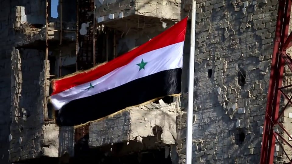 Assad-Anhänger hissen in Daraa die syrische Flagge (unkomm.)