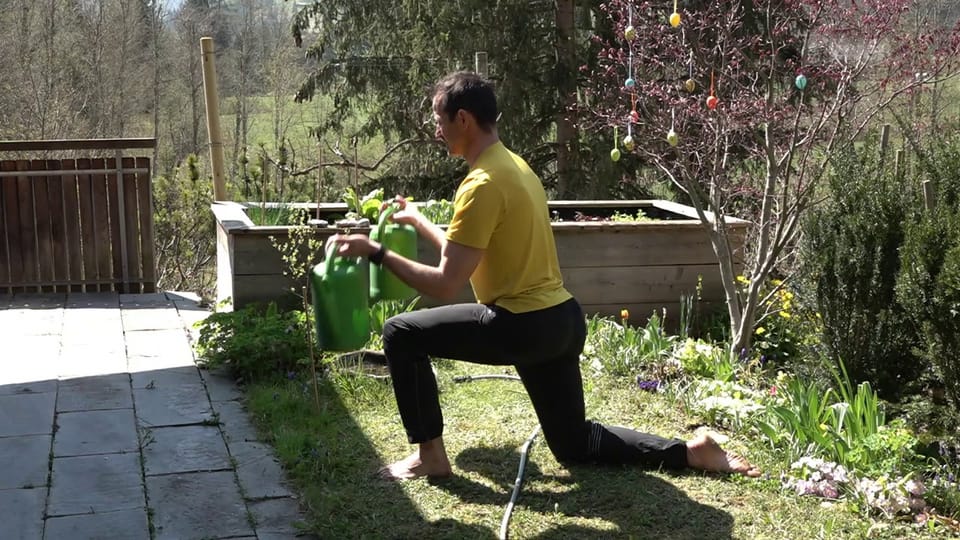  Fitness mit Giesskanne und Gartenschlauch