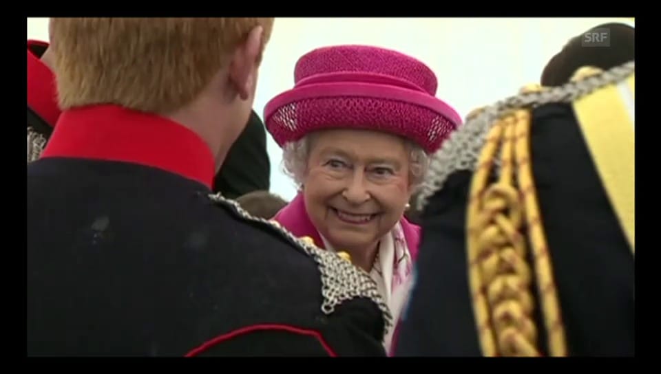 Queen strahlt in Pink