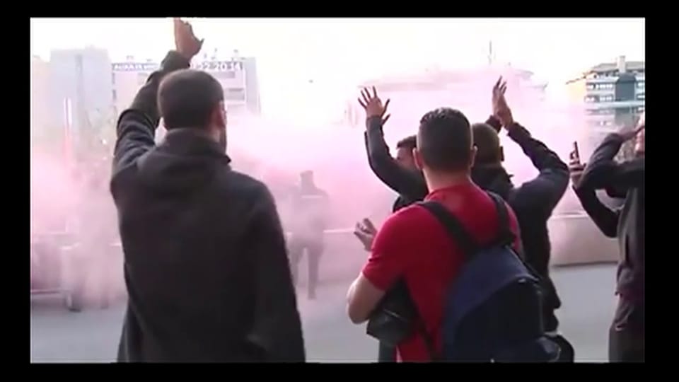 Atletico-Fans feiern ihr Team vor dem Hotel