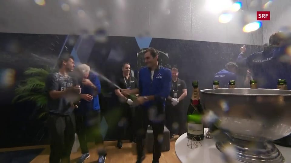 Ein seltenes Bild: Federer mit der Champagner-Dusche