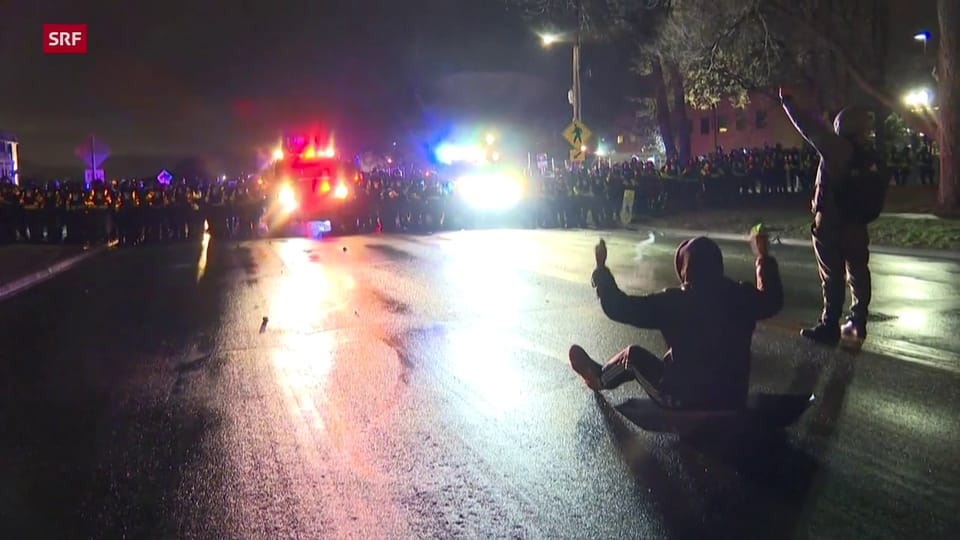 Polizei in Minneapolis geht gegen Demonstranten vor 