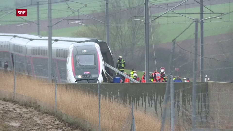 Rettungskräfte beim entgleisten TGV im Einsatz