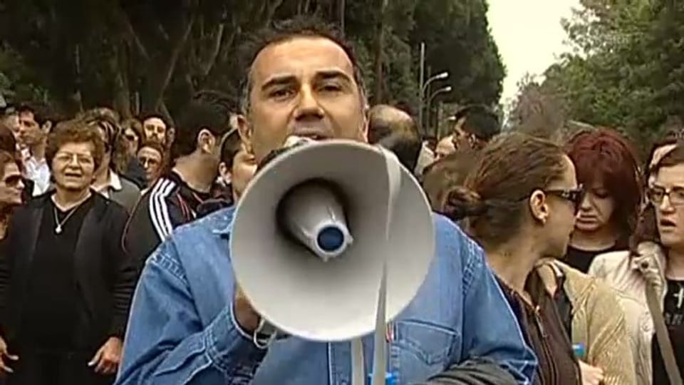 Bankangestellte protestieren in Nikosia (unkommentiert).