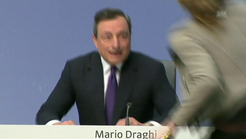 Frau stört Draghi-Medienkonferenz
