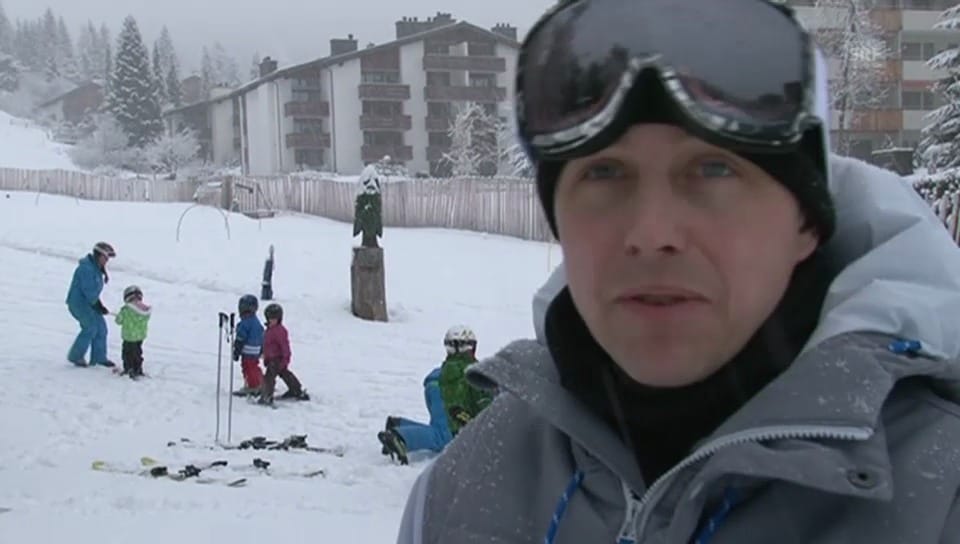 Fabien Rohrer bringt seinem Sohn das Snowboarden bei
