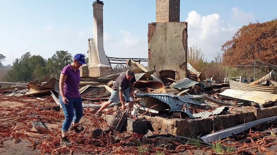 Philippe und Marie-Claude Ravenel durchsuchen die Ruinen ihres abgebrannten Hauses