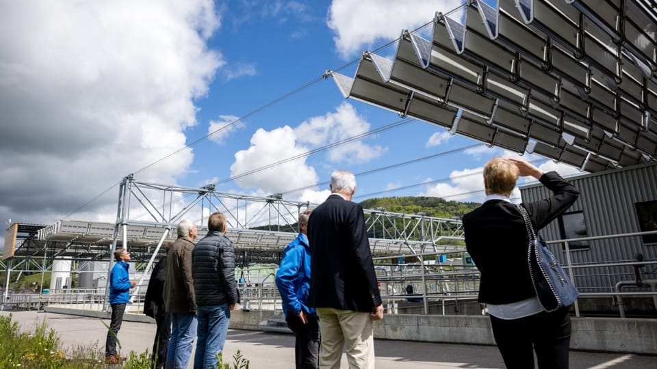 Immer mehr faltbare Solarpanels über Kläranlagen wie hier in Reinach (AG)