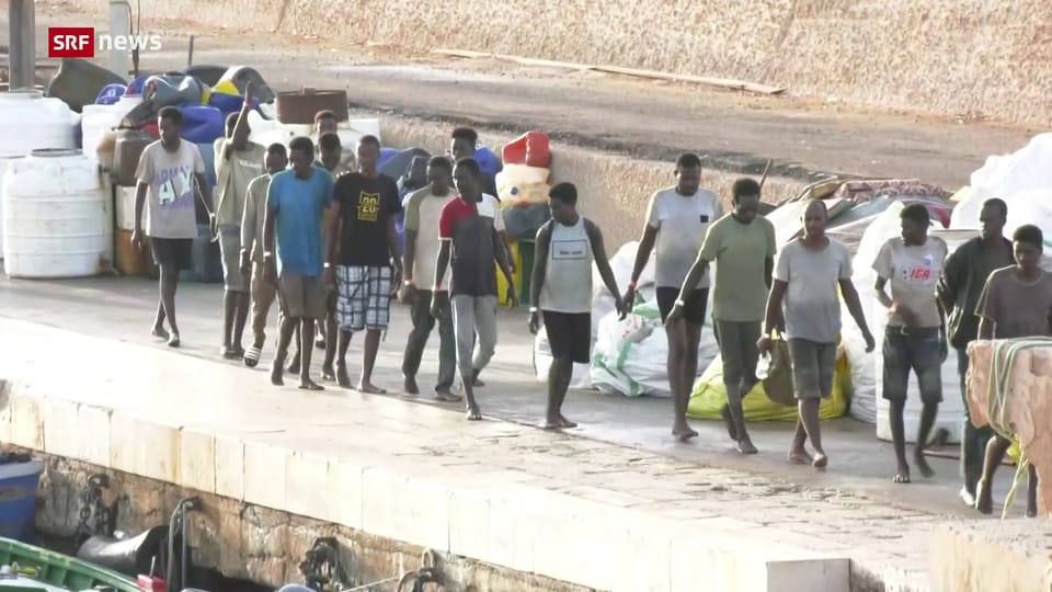 Menschen auf Lampedusa werden in Lager auf dem italienischen Festland gebracht