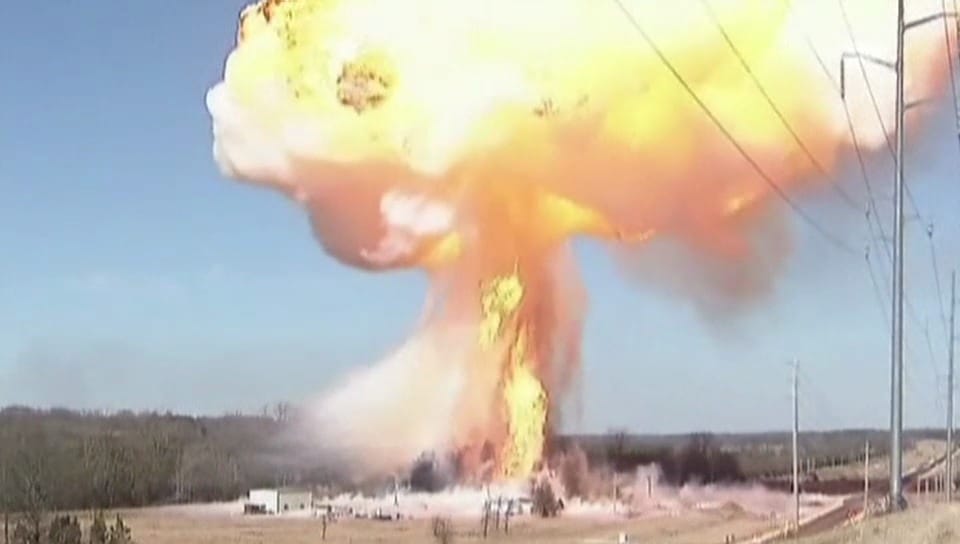 Gigantische Explosion in einer US-Treibstofffabrik (unkomm.)