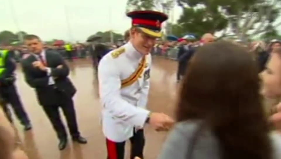 Prinz Harry und sein Selfie-Korb für eine junge Australierin