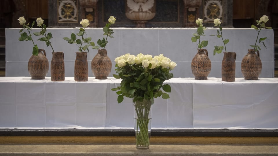 Sieben Rosen für sieben Todesopfer: Acht Monate nach dem verheerenden Brand in Solothurn wurde noch keine Anklage erhoben
