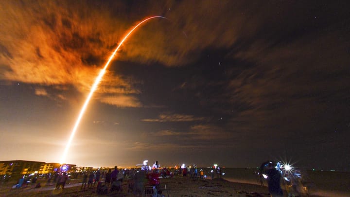 Vier Astronauten starten mit SpaceX-Raumschiff ins All