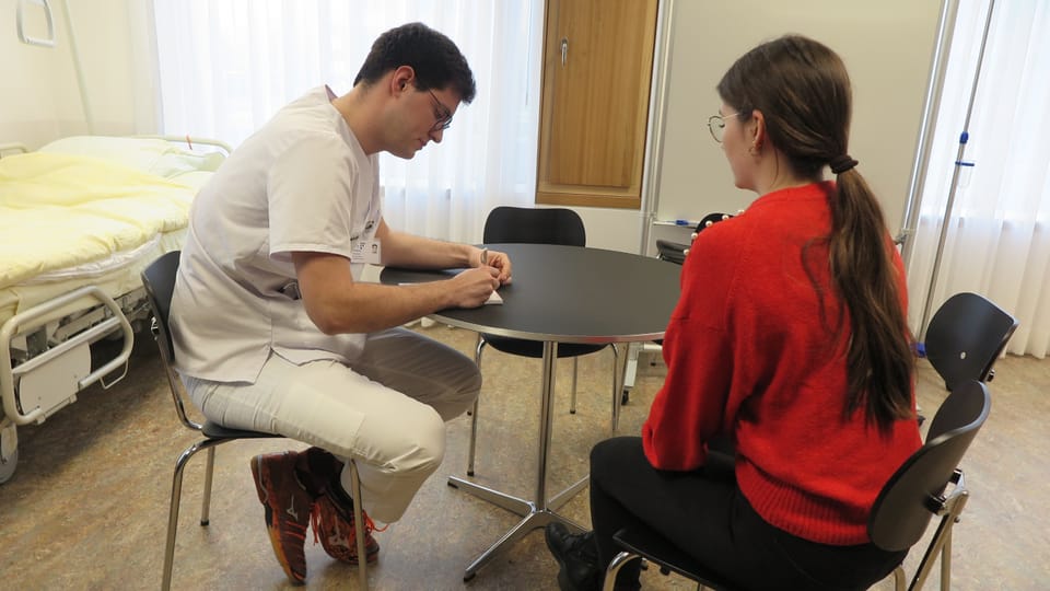 Ein angehender Arzt behandelt eine Studentin – die Sprechstunde kostet nur 15 Franken