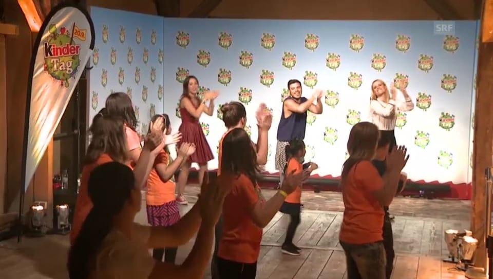 Aurora und Michelle tanzen mit Kindern