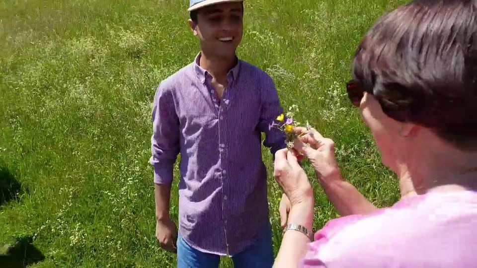 Asylsuchende schenken Helferin Blumen
