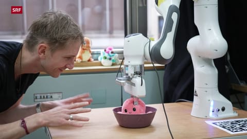 Roboterarm der Spielsachen aufräumt