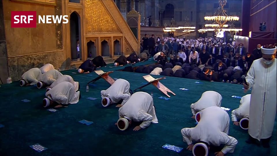 Hunderte Gläubige beten in der Hagia Sophia