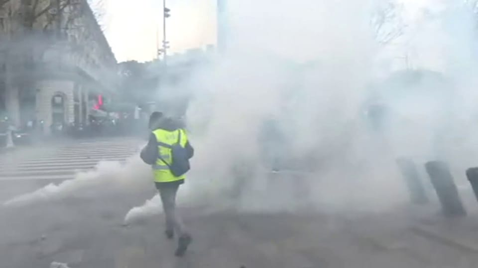 Polizei und Demonstranten treffen aufeinander am Place de la Republique