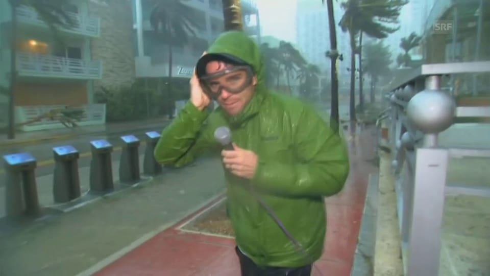 Hurrikan-Reporter setzt sich in Szene