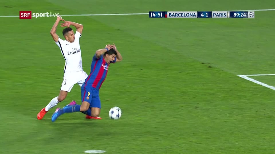Suarez fällt im Strafraum und kriegt den Penalty