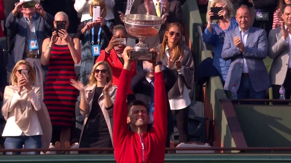 Djokovic erhält den Pokal