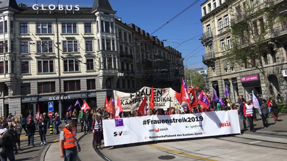Farbig, bunt, mit Ballonen und Transparenten: Der 1. Mai in Zürich