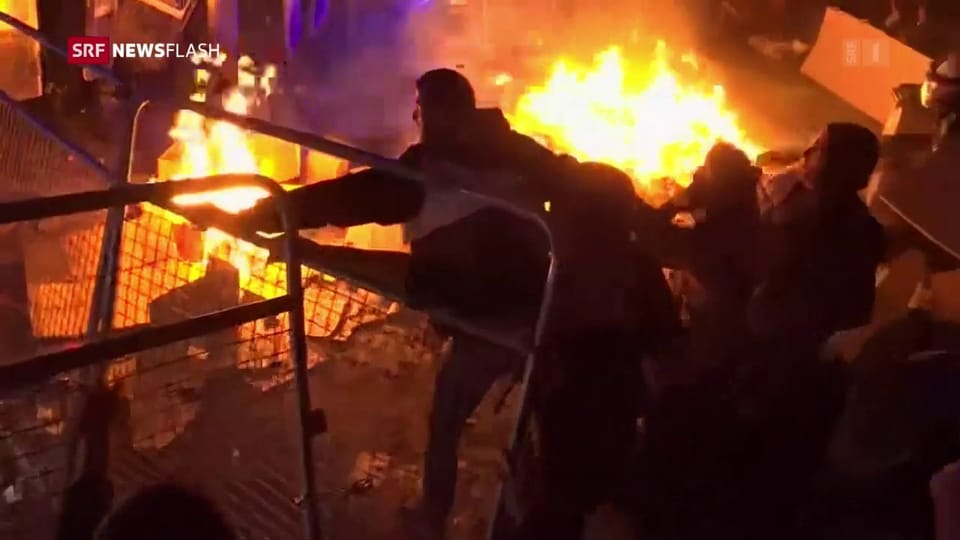 Teils vermummte Demonstranten setzten am Dienstag in Barcelona Barrikaden und Kartons in Brand