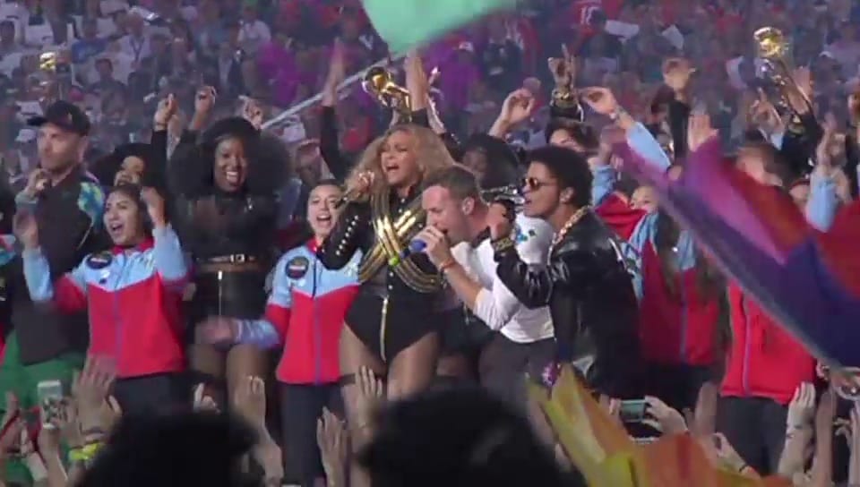 Coldplay, Beyoncé und Bruno Mars singen Medley